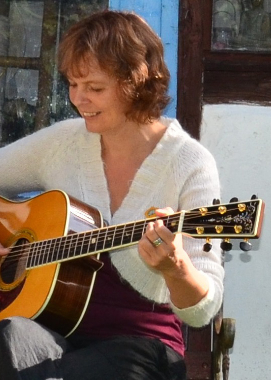 Katharina Ostarhild mit ihrer Gitarre